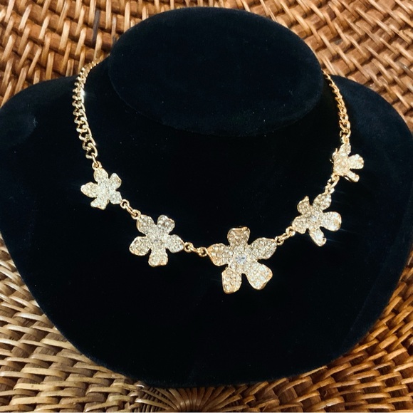 Lilly Pulitzer NECKLACE “Beach Club Blooms” SPARKLING CRYSTAL GOLD FLOWER CHAIN - Picture 3 of 11
